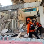 Rescatistas excavan entre escombros tras sismo en Indonesia