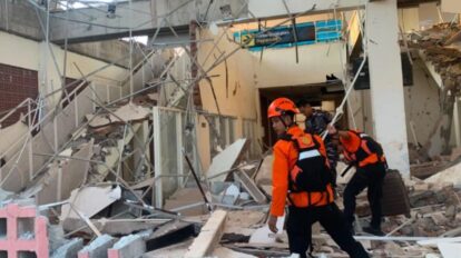 Rescatistas excavan entre escombros tras sismo en Indonesia