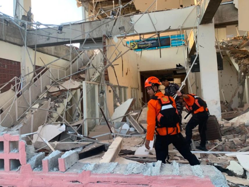 Rescatistas excavan entre escombros tras sismo en Indonesia