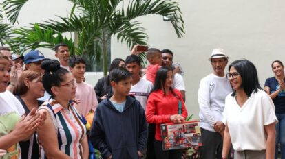 Presidenta (e) entrega de nuevas viviendas a familias afectadas por los sismos