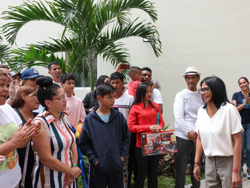 Presidenta (e) entrega de nuevas viviendas a familias afectadas por los sismos