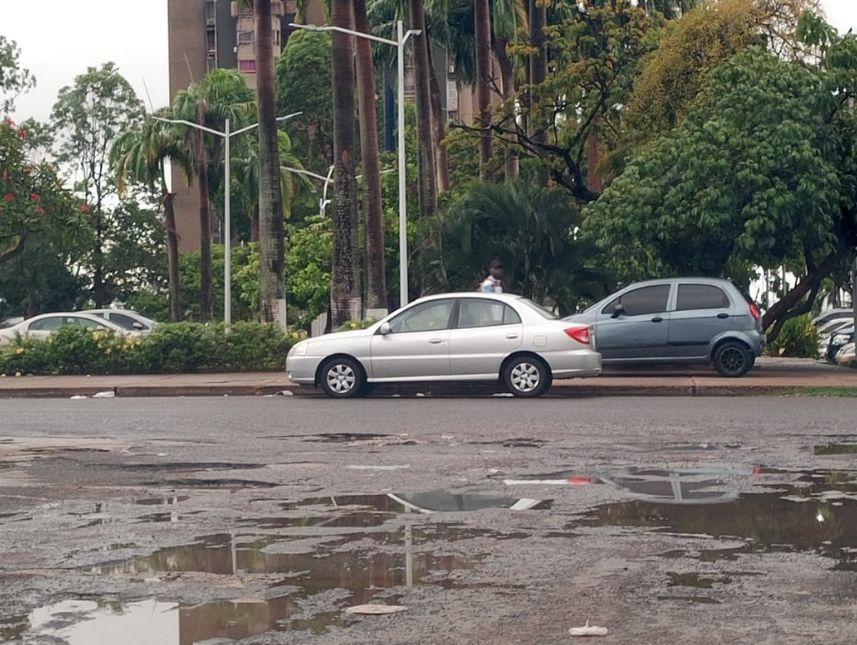 Huecos dificultan paso vehicular en la calle Aro de Alta Vista