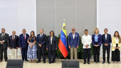 Primeras imágenes de la instalación del diálogo entre gobierno y oposición