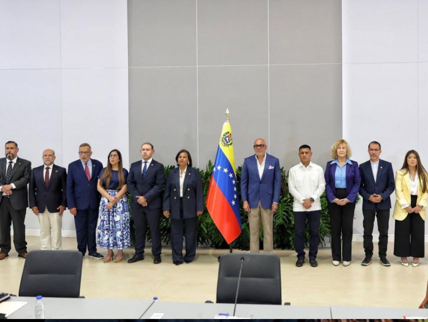 Primeras imágenes de la instalación del diálogo entre gobierno y oposición