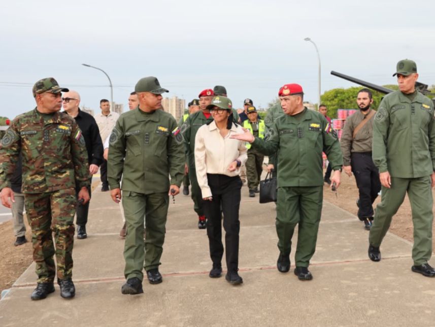 Presidenta (e) inspecciona Escuela Naval en La Guaira