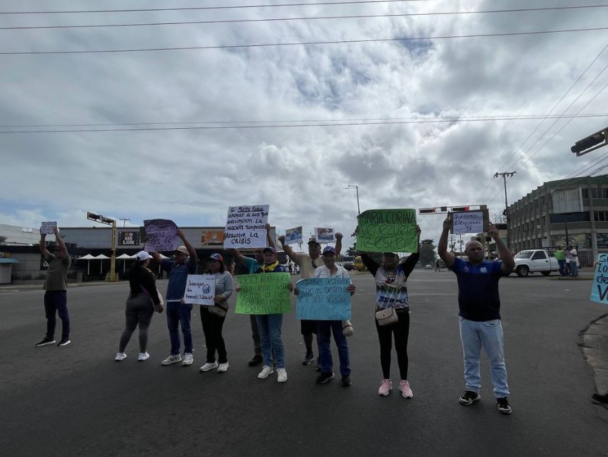 Sociedad civil realiza pancartazo para exigir cambio político