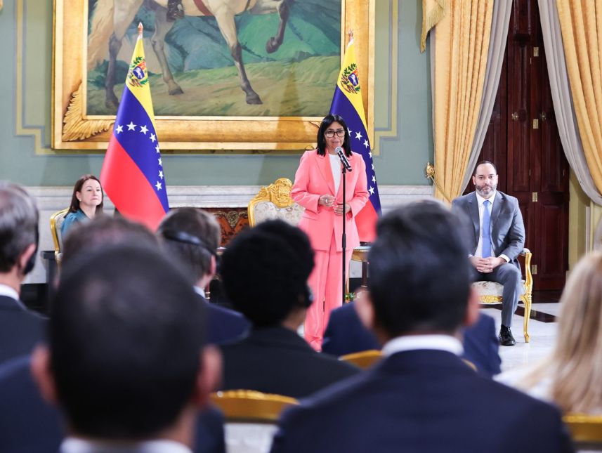 Presidenta (e) firma acuerdos para producción y exportación de gas