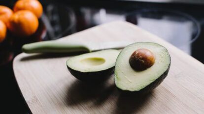 ¿Para qué sirve la pepa de aguacate con canela?