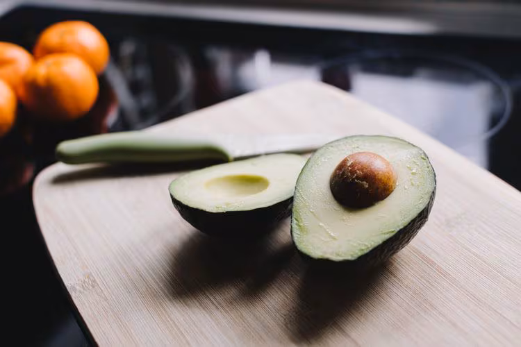 ¿Para qué sirve la pepa de aguacate con canela?