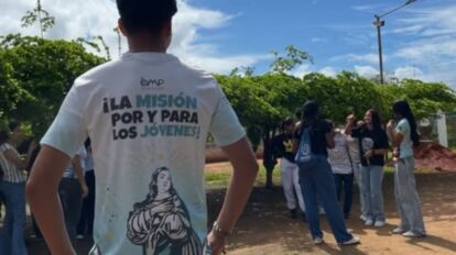 Actividad de campamento juvenil misionero