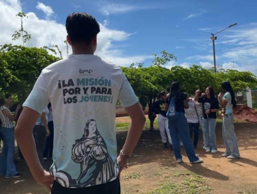 Actividad de campamento juvenil misionero