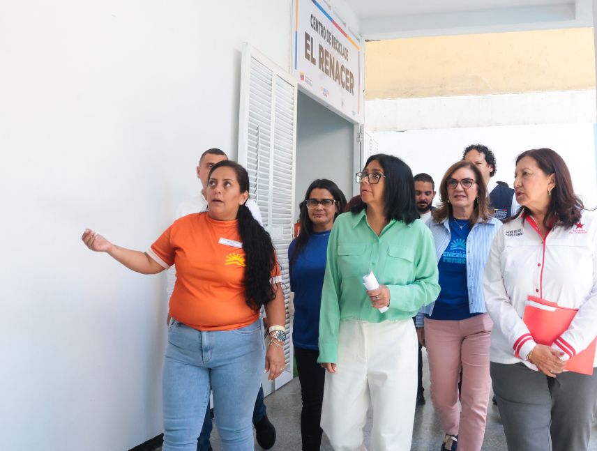 Delcy Rodriguez entrega viviendas en Caracas