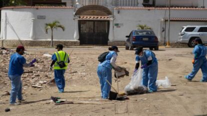 Ciudadanos limpian calles de La Guaira tras sismos