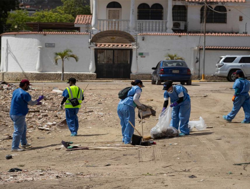 Ciudadanos limpian calles de La Guaira tras sismos