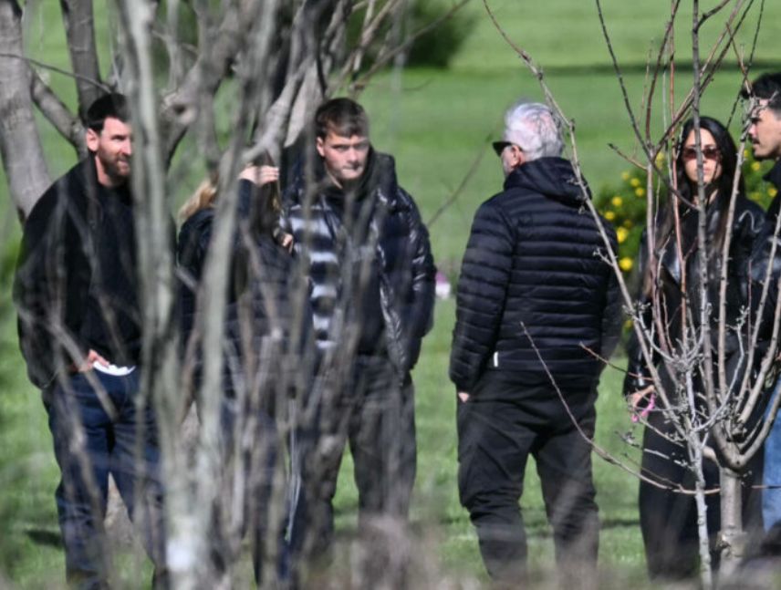 Messi demandará a la prensa por fotos del funeral de su padre