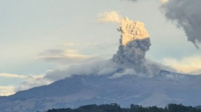 Volcán Puracé emite ceniza y gases tras sismo de 7,4