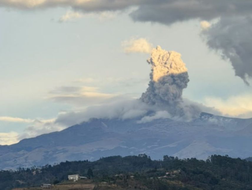 Volcán Puracé emite ceniza y gases tras sismo de 7,4