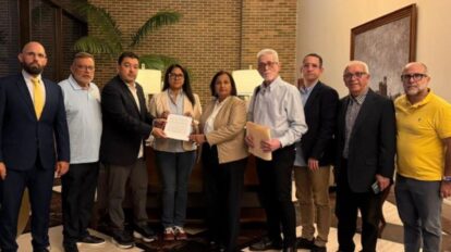 Dinorah Figuera recibe a familiares de presos y exdetenidos