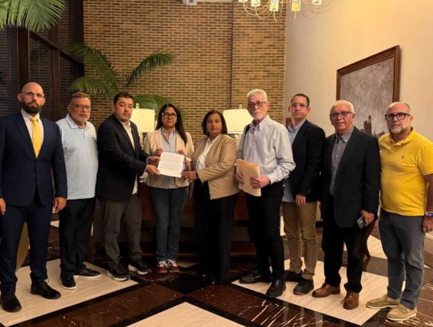Dinorah Figuera recibe a familiares de presos y exdetenidos