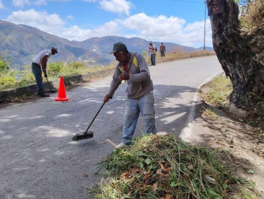 Rehabilitan principal vía de acceso a la Colonia Tovar