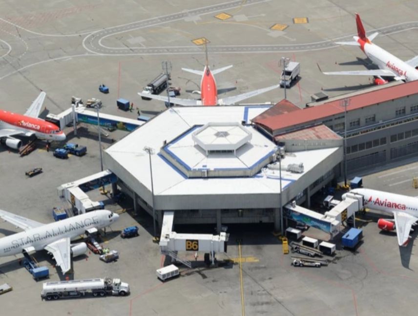 Reabren tres aeropuertos internacionales en Colombia tras sismo