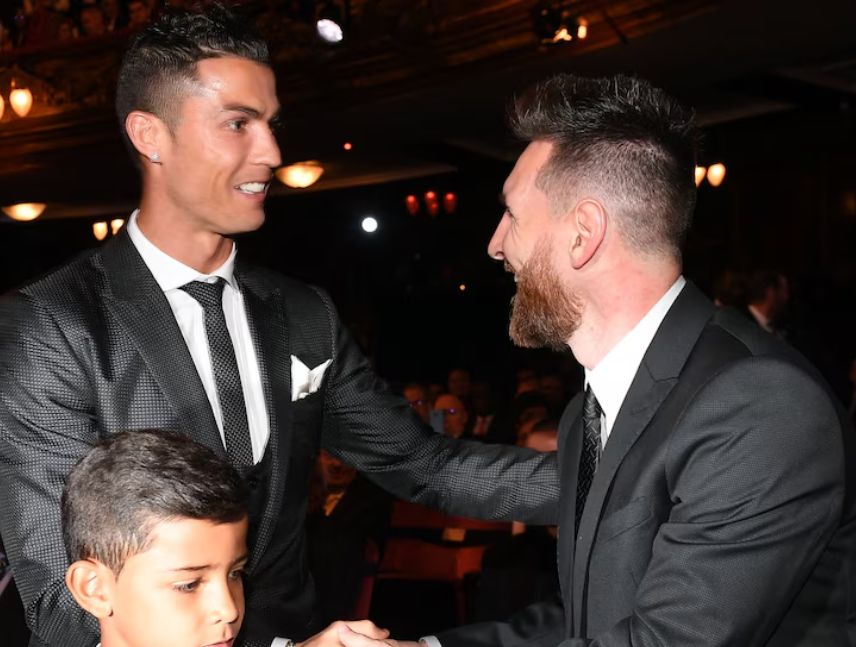 CR7 envía mensaje a Messi tras la muerte de su padre