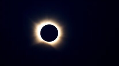 La luna tapó al sol y dejó a oscuras a España