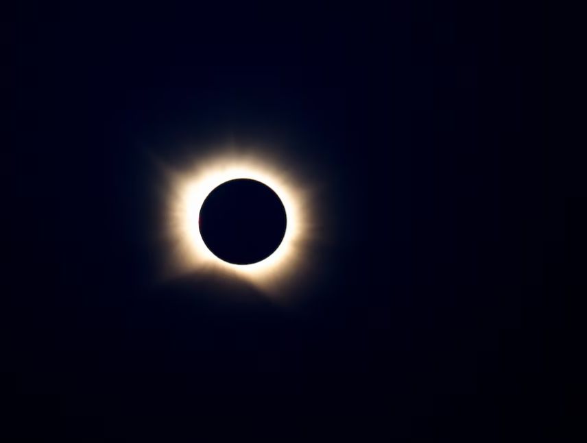 La luna tapó al sol y dejó a oscuras a España