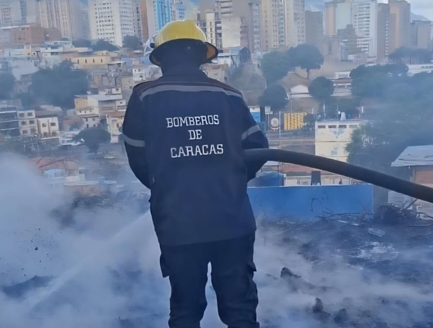 Bomberos mantienen alertas por incendios de vegetación