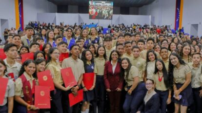 Otorgan becas a los 439 bachilleres con mejores promedios del país