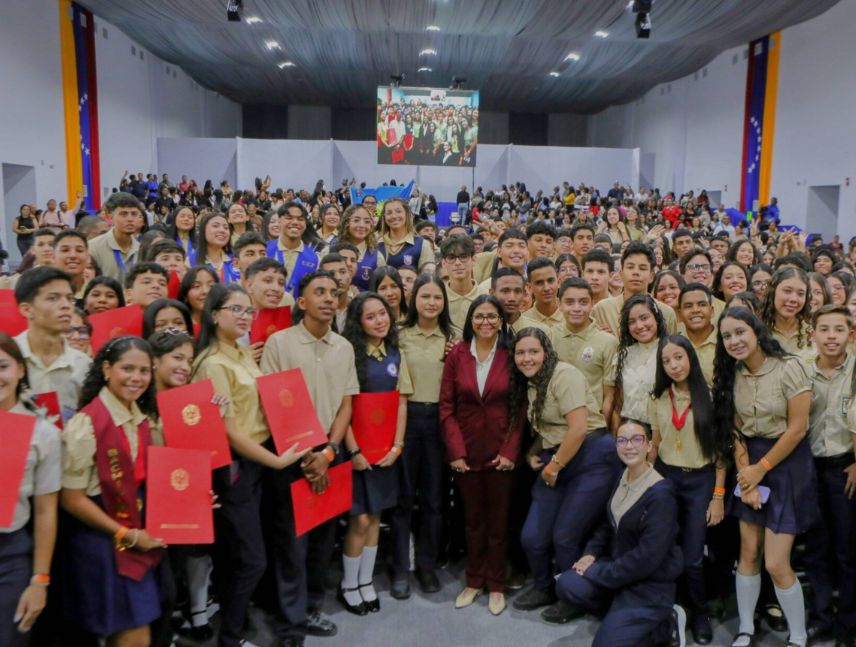 Otorgan becas a los 439 bachilleres con mejores promedios del país