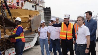 EE. UU. entrega maquinaria pesada para la reconstrucción de Venezuela