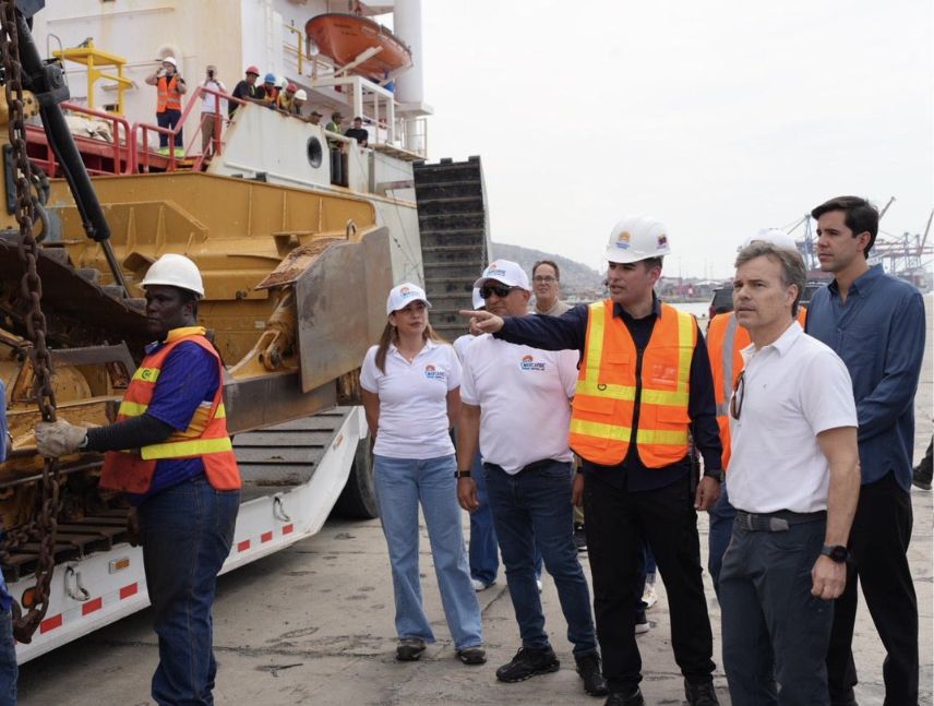 EE. UU. entrega maquinaria pesada para la reconstrucción de Venezuela