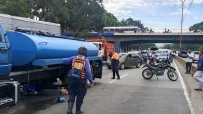 Motorizado muere arrollado por cisterna en Carabobo