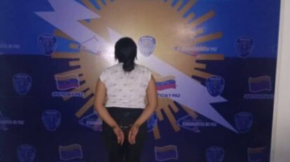 Detienen a mujer por golpear a su hijo de ocho años con un cable
