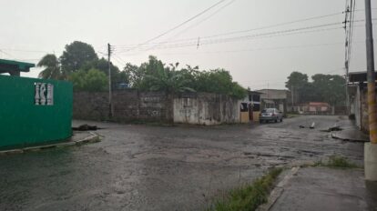 Fuertes lluvias anegan calles de Brisas del Sur en San Félix
