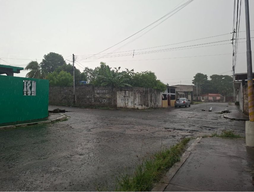 Fuertes lluvias anegan calles de Brisas del Sur en San Félix