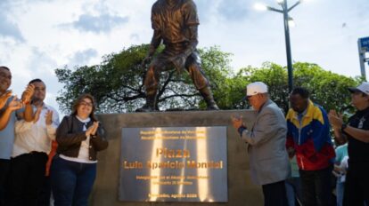 Develaron en Maracaibo primera estatua de Luis Aparicio