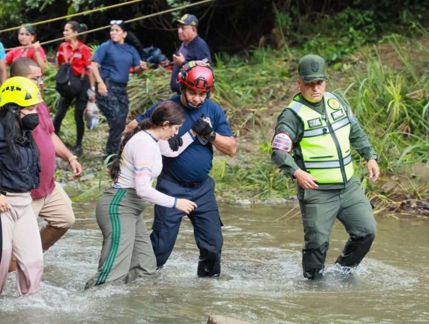 Construirán paso alterno tras caída del puente El Pao