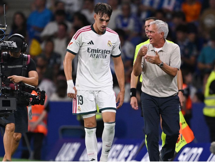 Espí da la primera victoria al Madrid de Mou