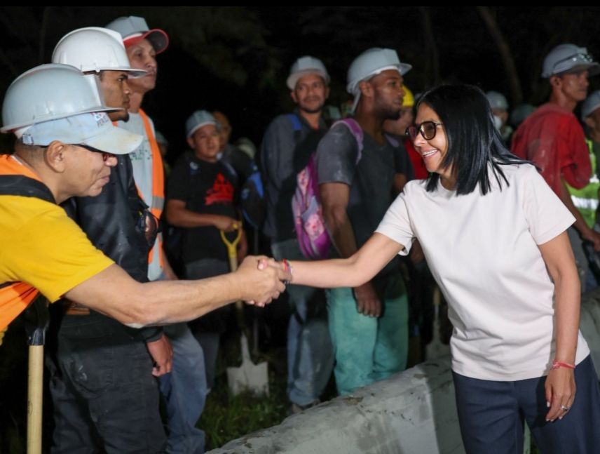 Presidenta (e) supervisó las labores nocturnas de despeje vial