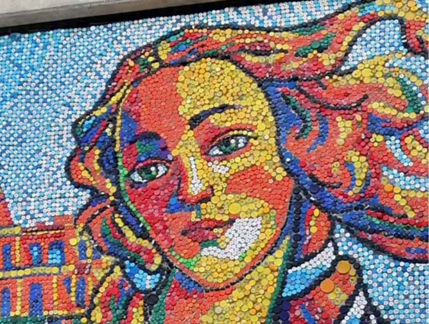 Revelan mural de 30.000 tapas de plástico en el Centro Ítalo
