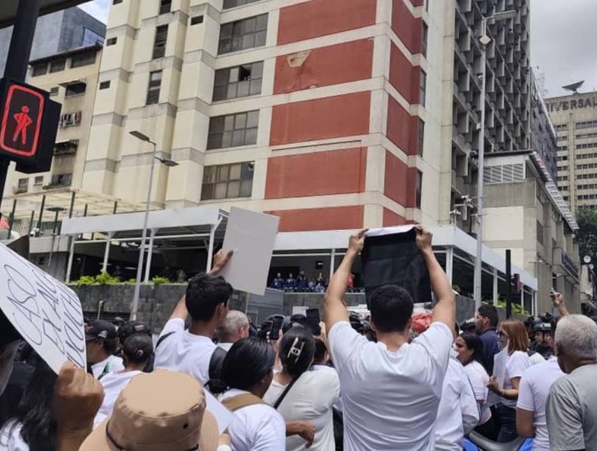 Familiares de presos exigen liberación masiva frente al MP