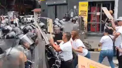 Familiares de presos políticos superan cerco de la PNB