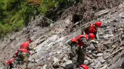 Nepal y China buscan a más de 2.400 desaparecidos tras riada
