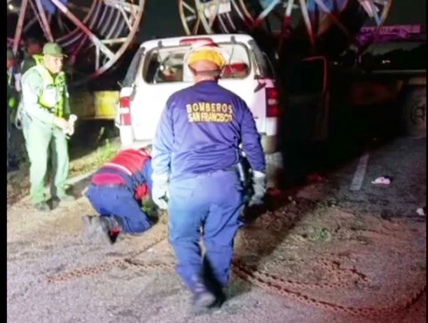Dos muertos al chocar camioneta contra gandola en Zulia