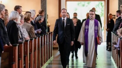 Noruegos hacen fila en iglesias para homenaje al difunto rey