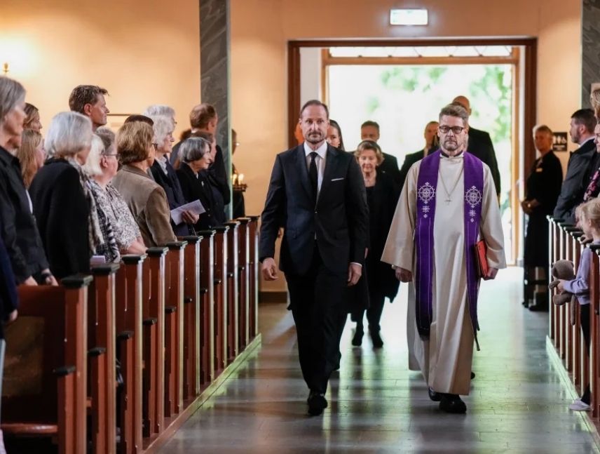 Noruegos hacen fila en iglesias para homenaje al difunto rey
