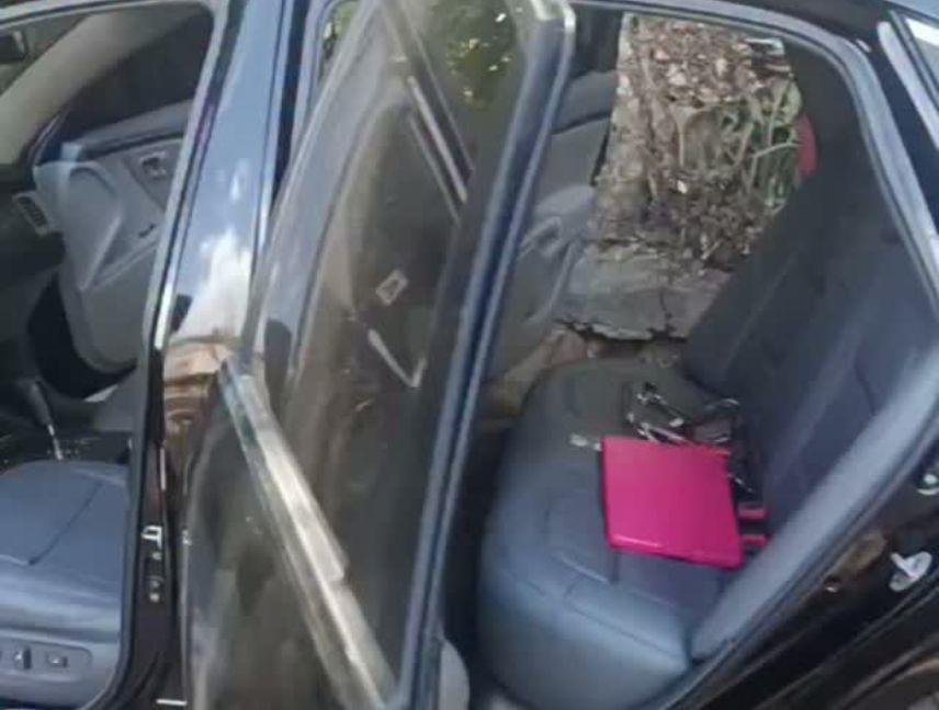 Hallan vehículo abandonado en La Menca de Leoni