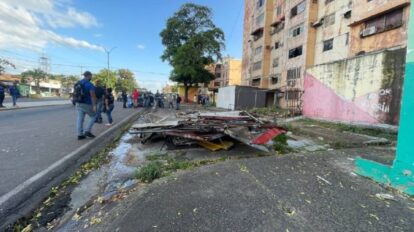 Demuelen estructuras de kioscos en Unare I previo a su reubicación